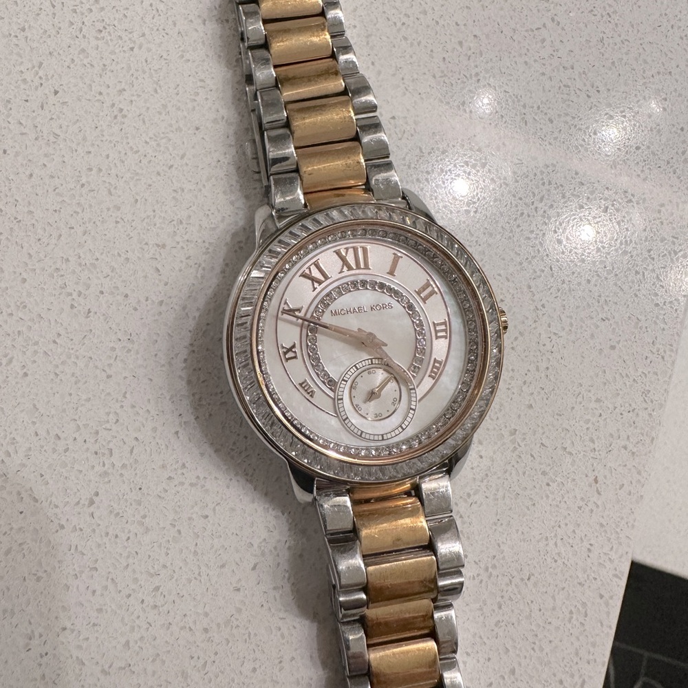 Beautiful MK watch!!! Just need to change batteries! But looks amazing!